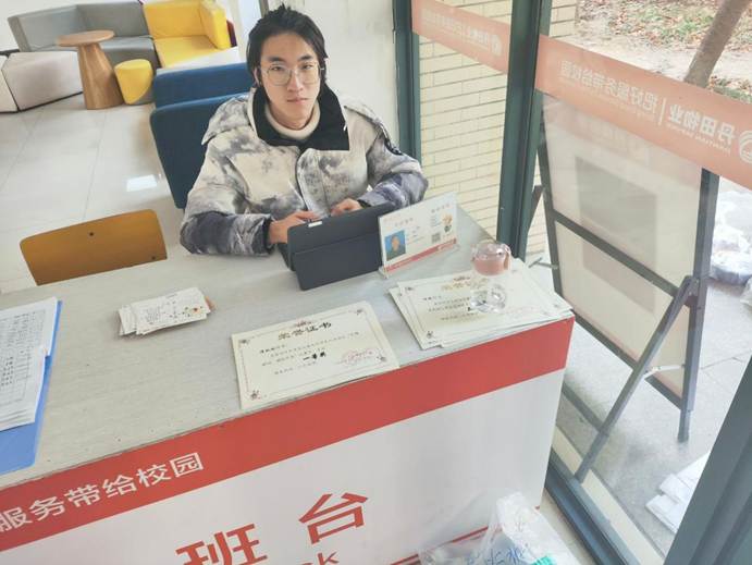 黄色直播
学生会成员收集同学们的成品贺卡